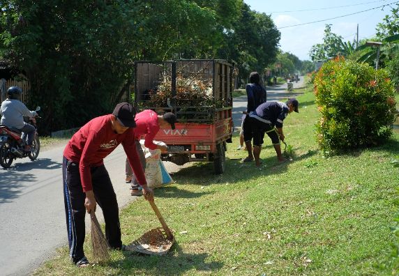 Gotong Royong Dalam Rangka Menjaga Kebersihan Desa Tanjungmojo